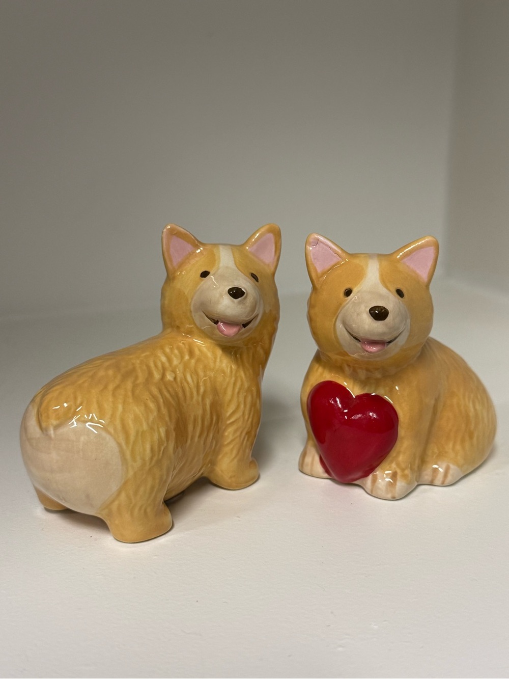 Corgi Dog Salt & Pepper Shakers Adorable Ceramic Tan with Red Heart - Picture 4 of 4